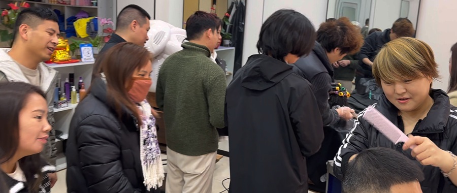 小王子美发培训课堂教学学员实操场景 主讲加助教双配置