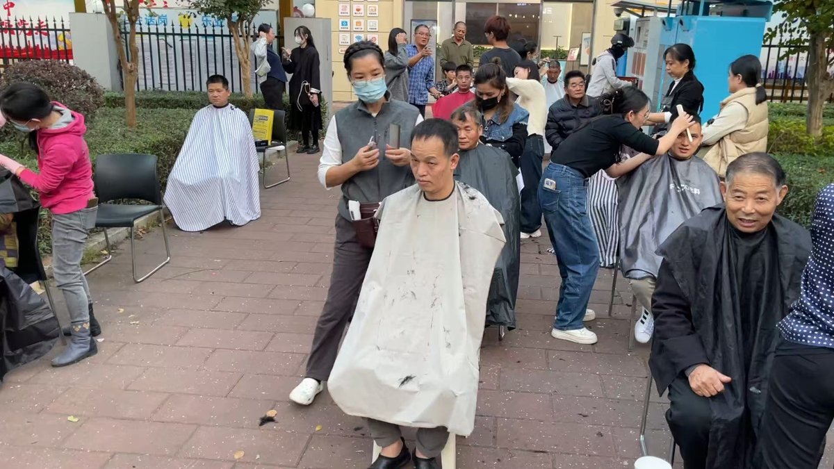 工会义剪活动现场服务场景