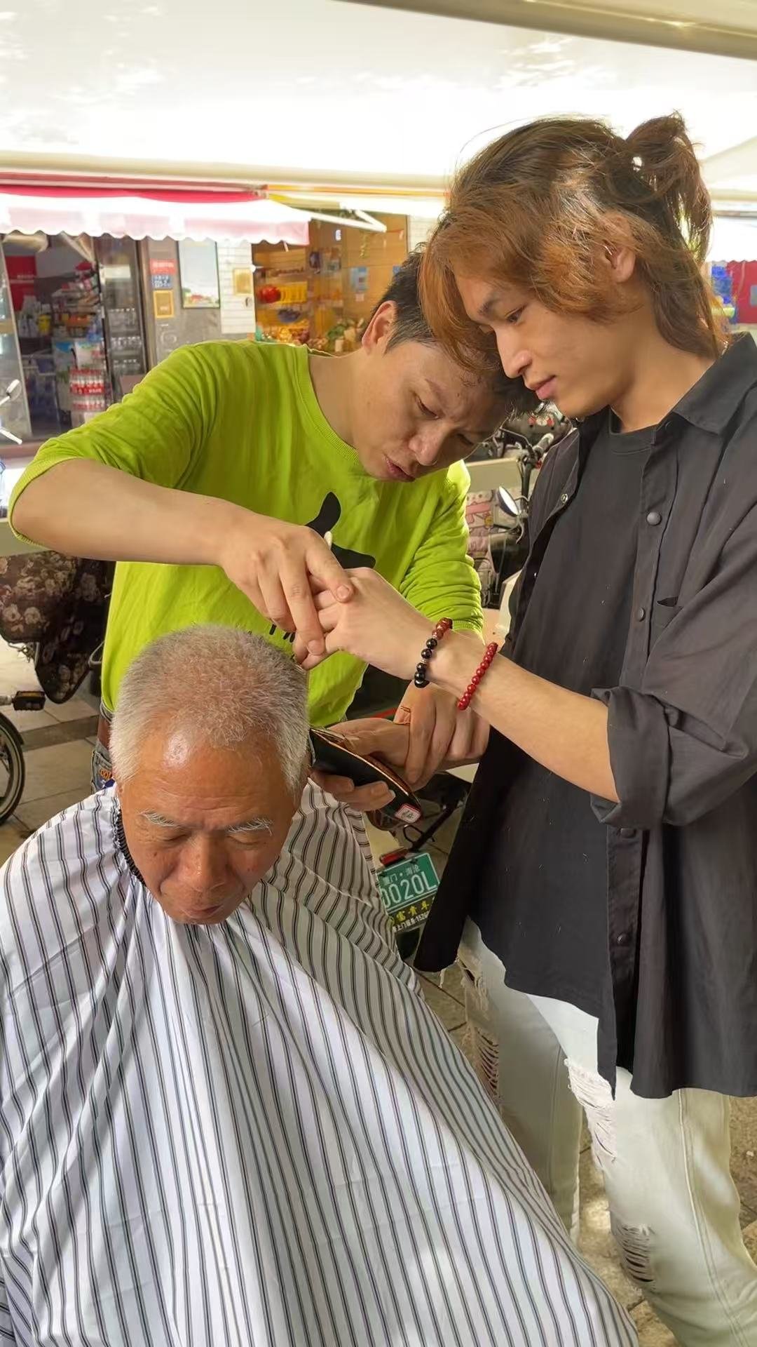 学员为老人公益理发现场