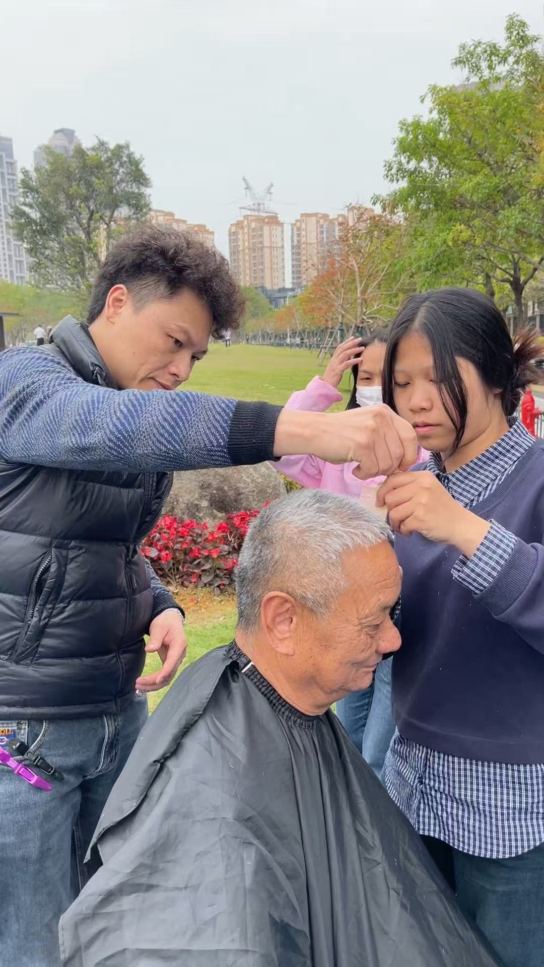 学员义剪活动集体合影