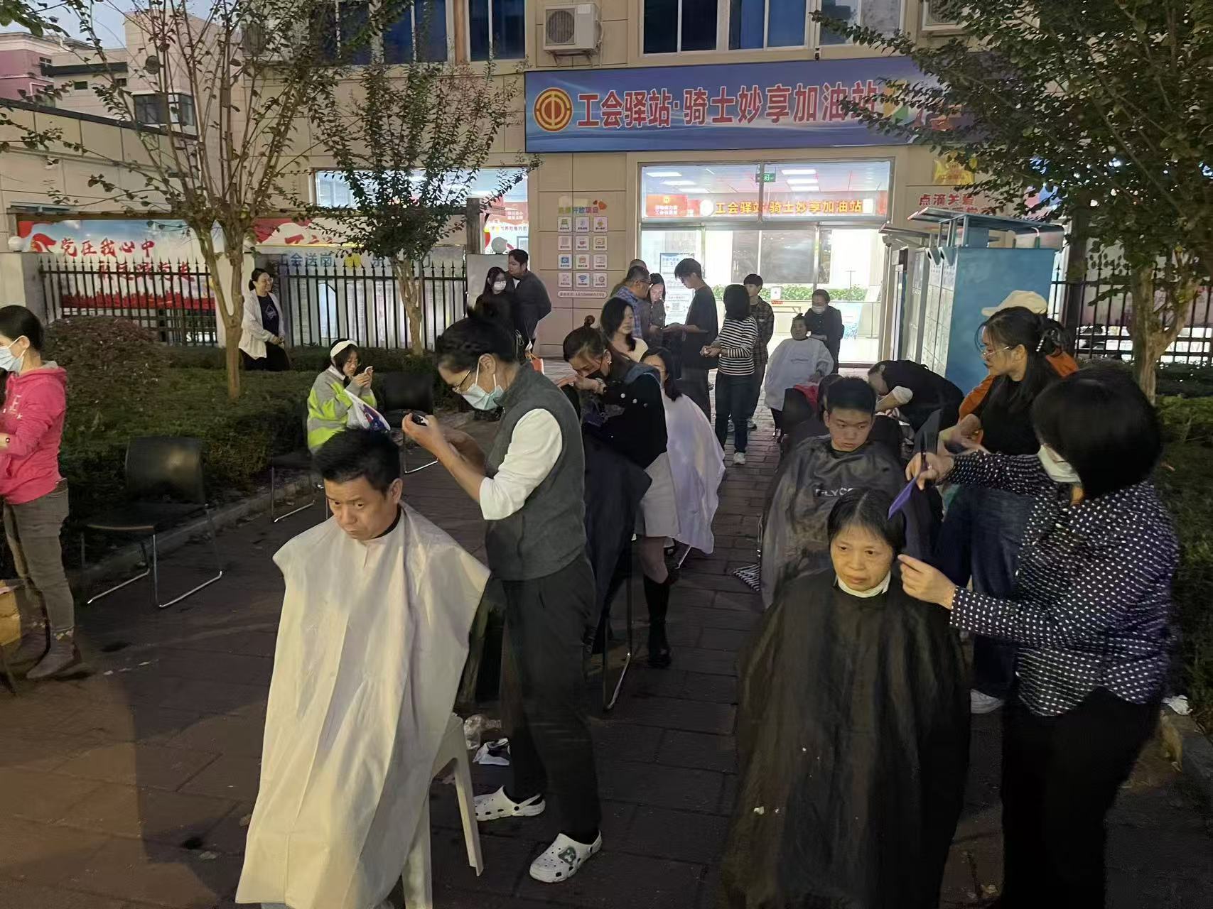 何学琛老师公益剪发与教学场景照