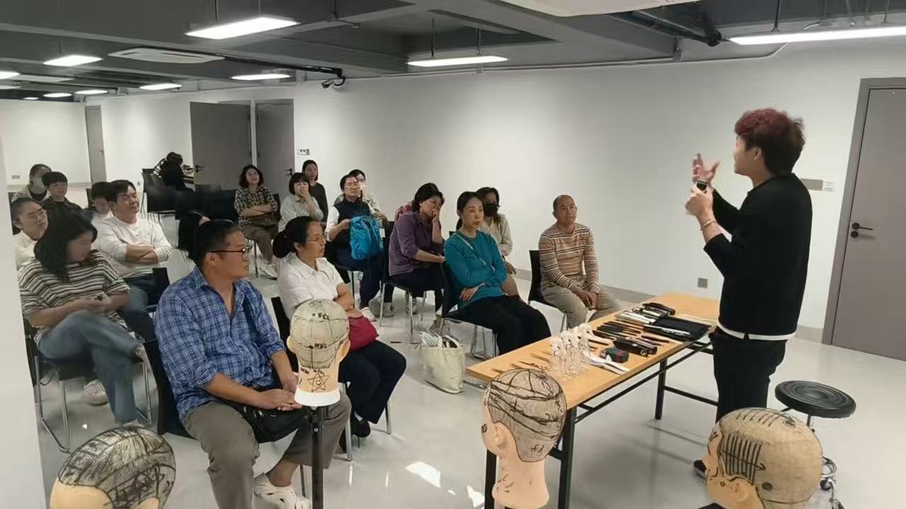 何学琛老师门店运营与教学工作照